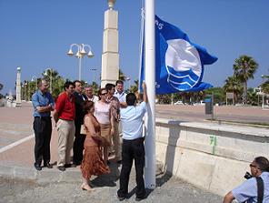 El alcalde, Pedro Álvarez, y el concejal de Turismo, José Carlos López Pérez, izan las banderas azules de las playas de Poniente y Calahonda